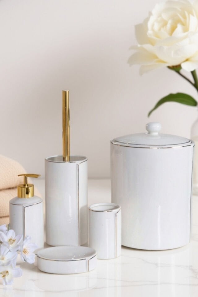 طقم حمام لومبارد من البورسلين، مكون من 5 قطع، بتفاصيل ذهبية